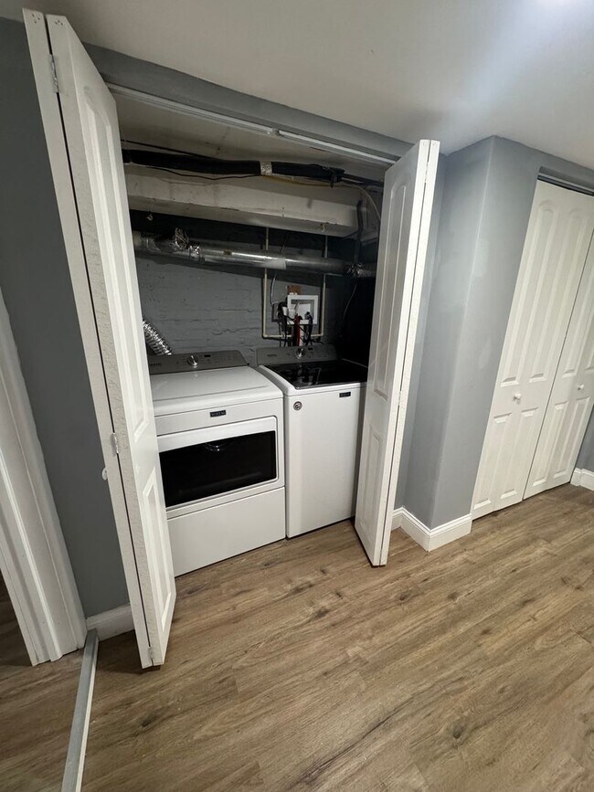 Building Photo - Charming Rowhome with Modern Touches in Ea...