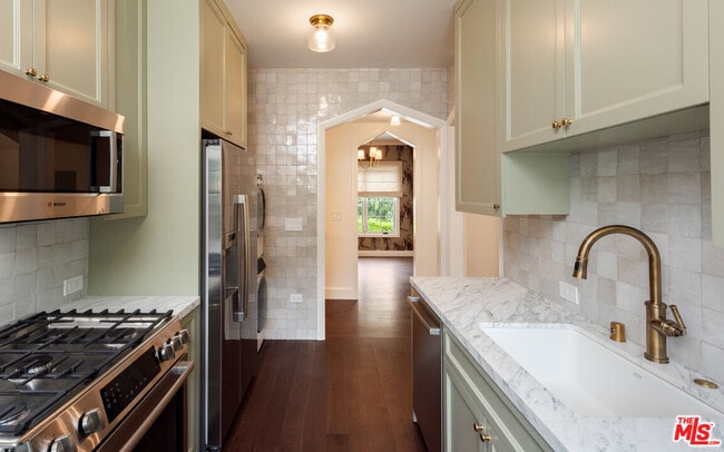 Building Photo - 2607 Beachwood Dr