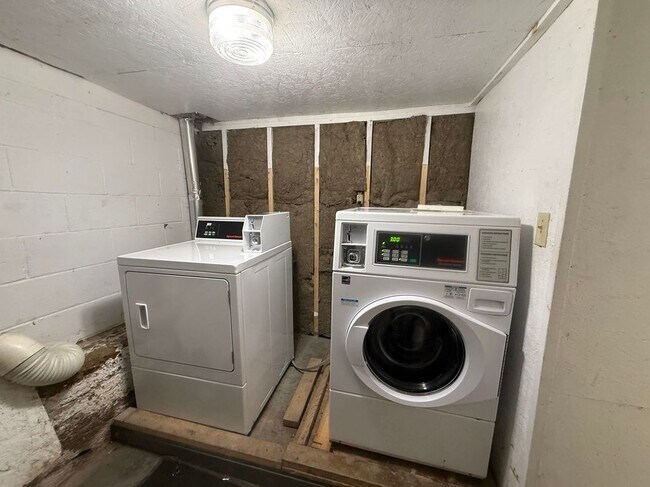 Building Photo - 473 Maple St
