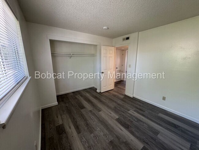 Building Photo - 1501 N Edmonds Dr