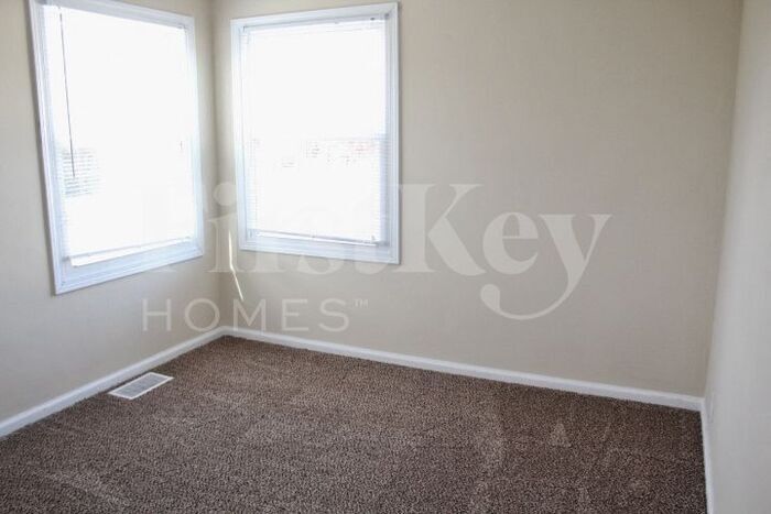 Building Photo - 5614 N Victoria Dr