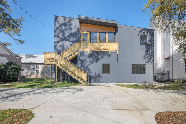 Primary Photo - 306 W Taft St