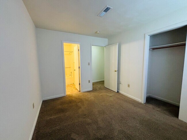 Building Photo - 831 Claytor Square