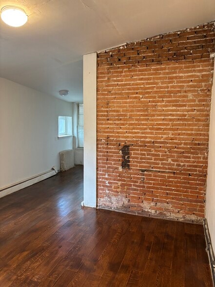 Living Room - 1326 W Pratt St