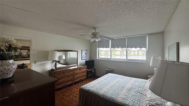 Building Photo - 9423 S Hollybrook Lake Dr