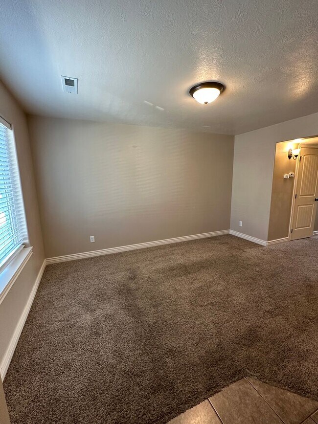 Building Photo - Desirable 2 Bed 1.5 Bath Lincoln Park Townhome