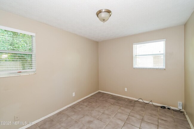 Building Photo - 6430 Lucente Dr