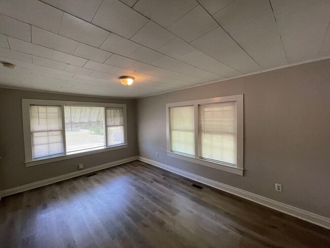 Building Photo - Freshly painted 2 bedroom 1 bath house- Pet Friendly!