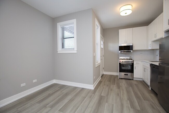 Building Photo - 3946 N Janssen Ave