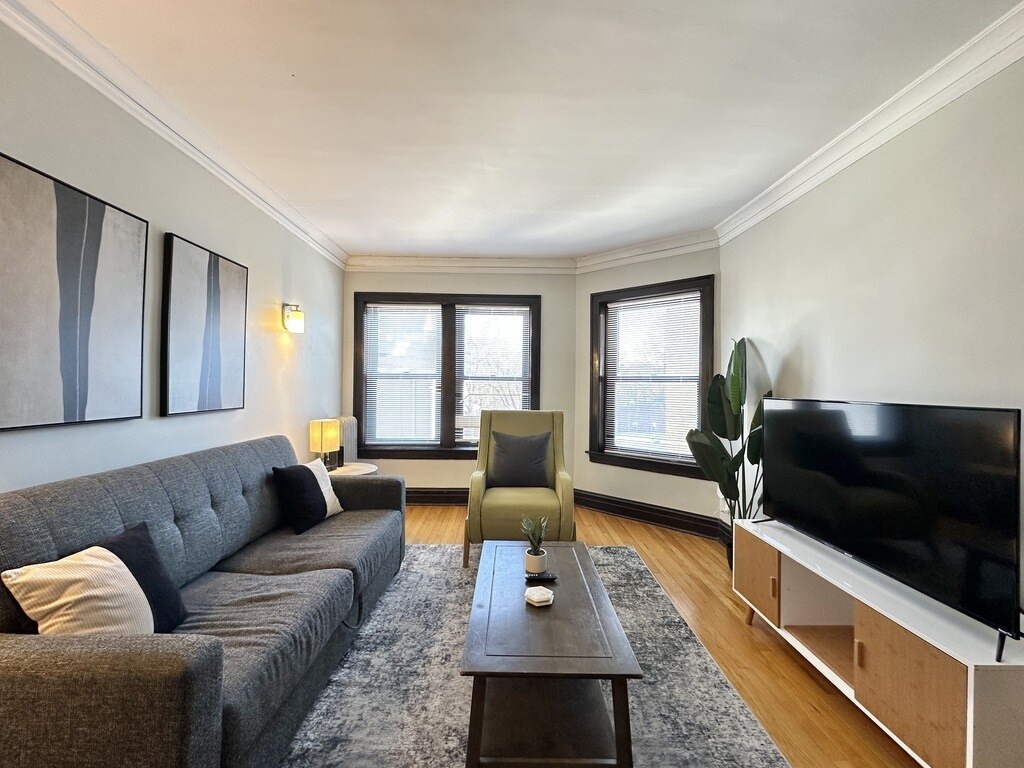 Building Photo - 1911 W Larchmont Ave