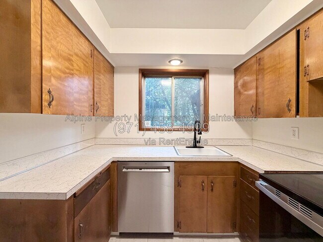 Building Photo - 7030 SW Canyon Crest Dr