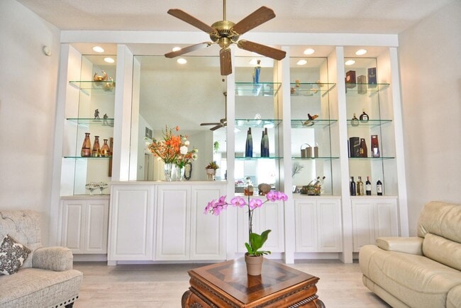 Building Photo - 1020 SW Balmoral Trce