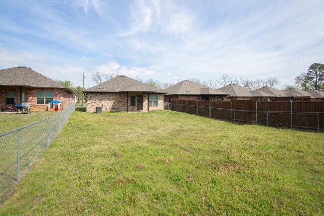 Building Photo - House for Lease in Denison