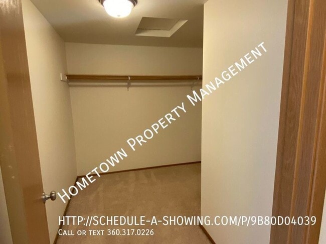 Building Photo - 3 bdrm Townhouse Avail NOW!