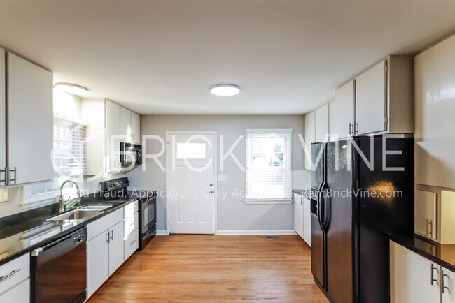 Building Photo - 813 Highbury Dr