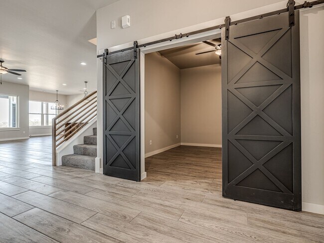 Building Photo - Newer Beautiful home in East Edmond + 4 Be...