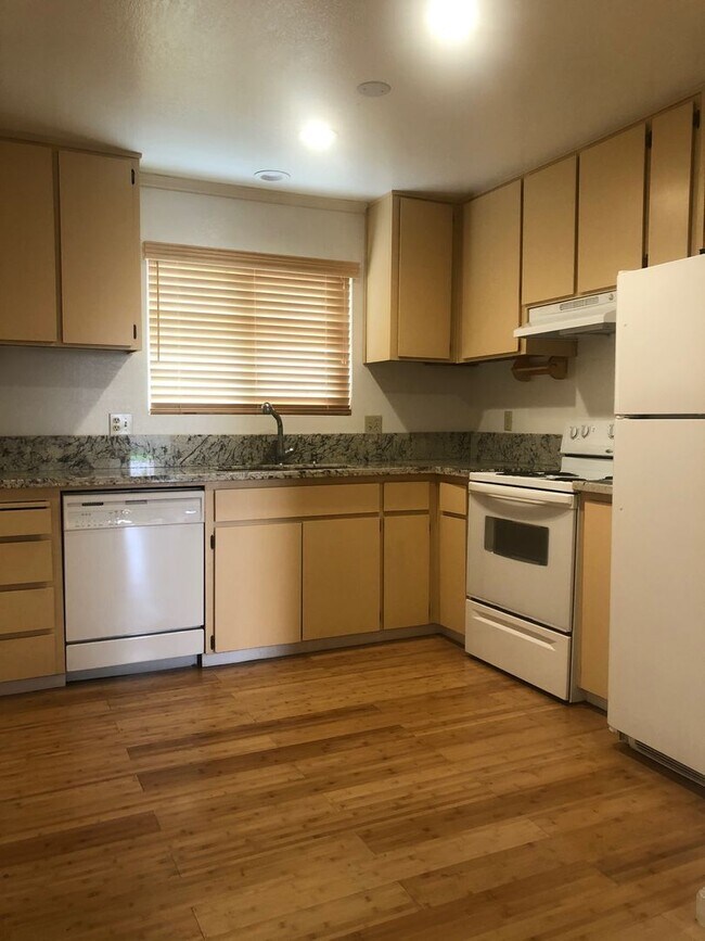 Building Photo - Darling condo in a great community with amenities