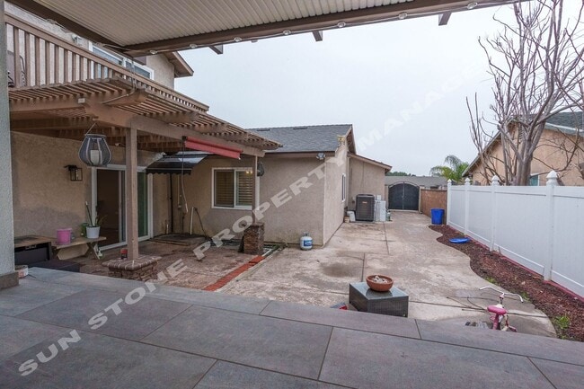 Building Photo - Luxury 4 Bed 3 bath