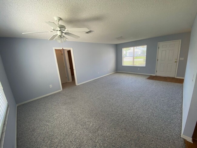 Building Photo - Beautiful Unfurnished, pet friendly home A...