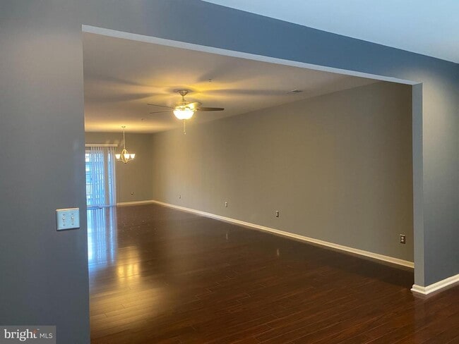Building Photo - 8049 Crescent Park Dr