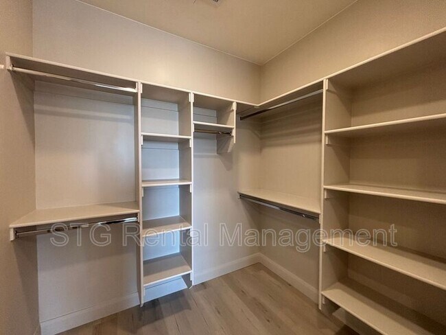 Building Photo - 840 Twin Lakes Dr