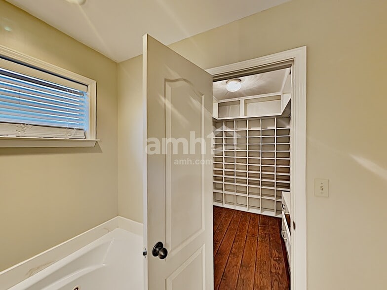 Building Photo - 1123 Tara Dr