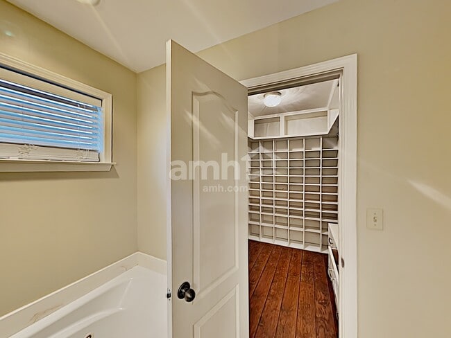 Building Photo - 1123 Tara Dr
