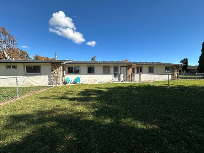 Building Photo - 903 W Delaware Ave