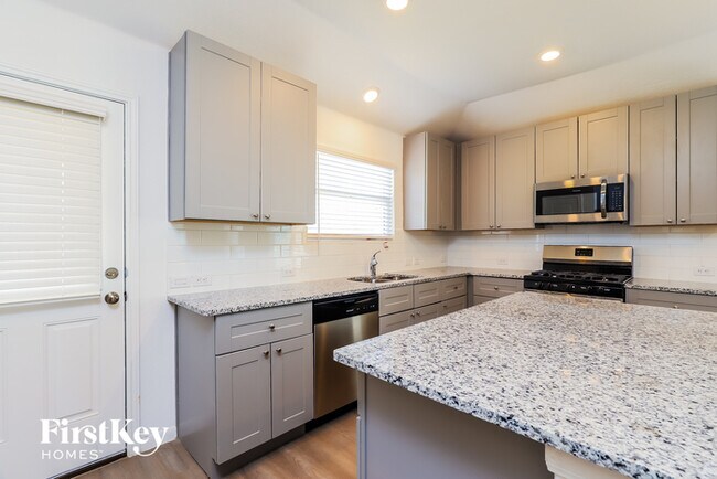 Building Photo - 10650 Vinateros Dr