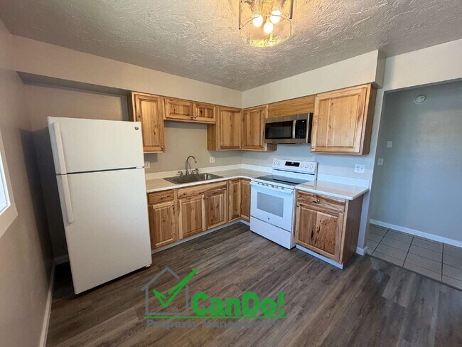 Building Photo - Now Available! Freshly Remodeled 2 bedroom, 1 bathroom apartment in Blackfoot with Fiber Internet.