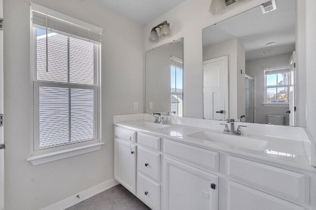 Building Photo - Beautiful 3 Bedroom, 2.5 Bathroom Townhome with 1-Car Garage $1,650/mo rent