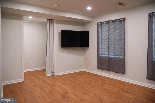 Building Photo - 1352 G St SE