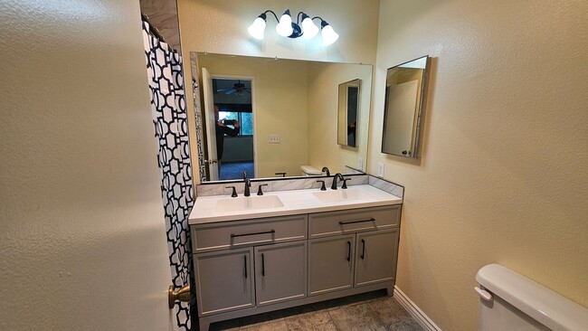 Building Photo - Centrally Located Simi 2 Bed 2 Bath Condo....