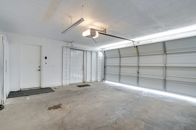 Building Photo - MOVE IN SPECIAL!! MOVE IN BY 10/1 AND GET ...