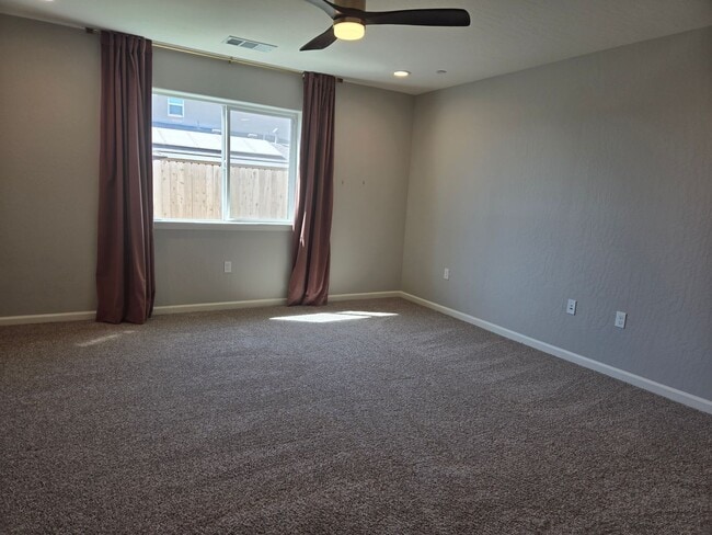 Building Photo - 3 BR 2 BA Available Now