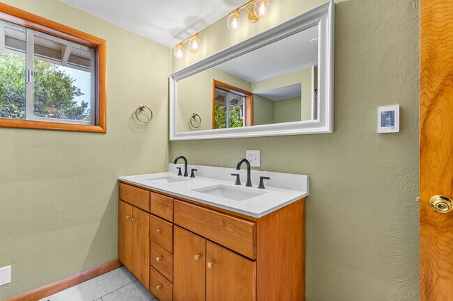 Building Photo - 2230 Jasper Way NW