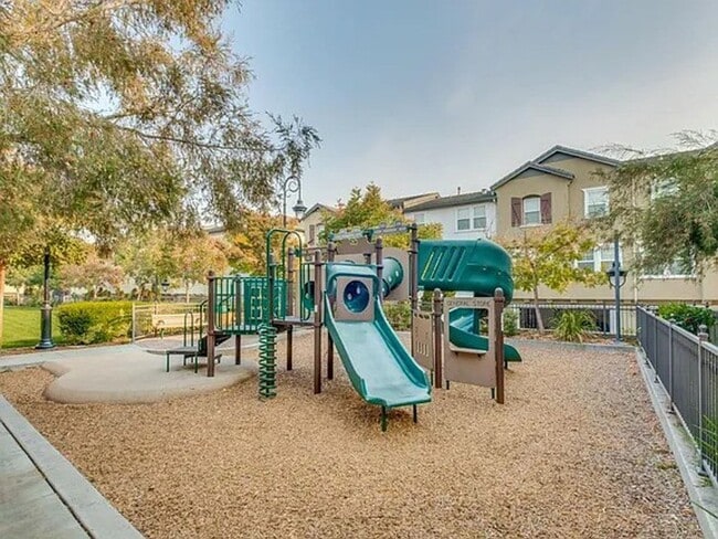Building Photo - SAN JOSE-beautiful  townhome with tandem t...