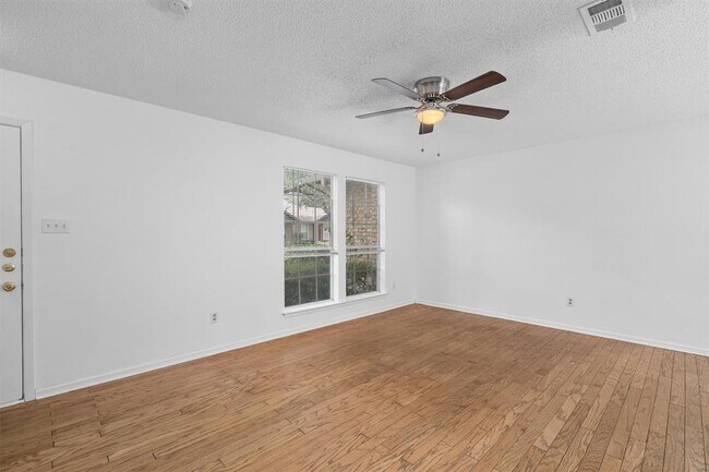 Building Photo - 1015 E Yager Ln
