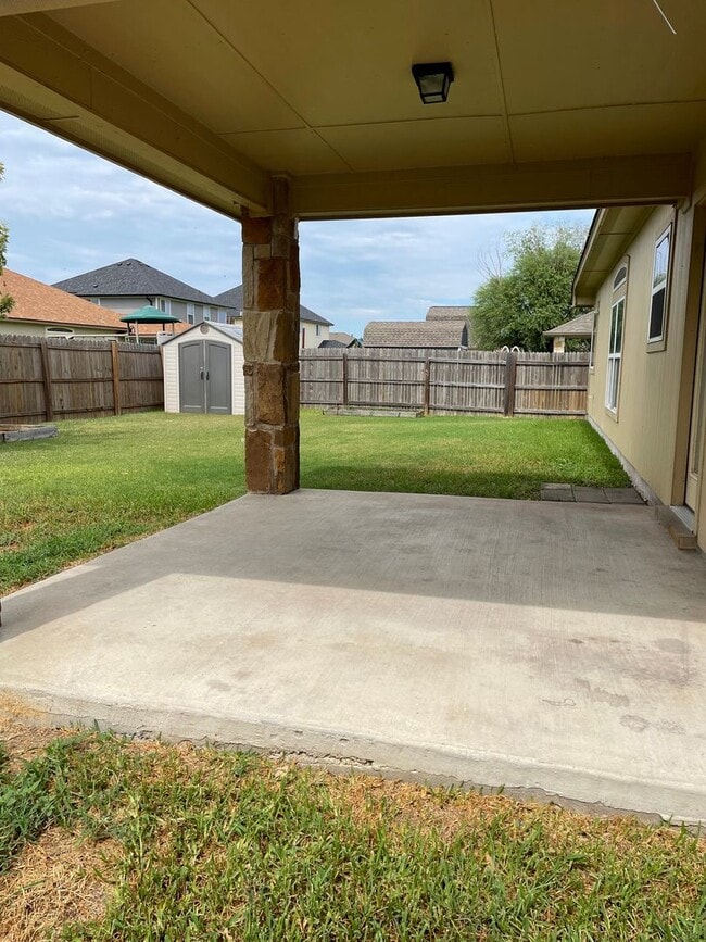 Building Photo - Application Received! 3 bed, 2 bath with B...