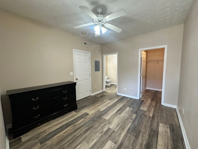 Building Photo - 2BR/2BA Updated Condo in Prospect Glen Vil...
