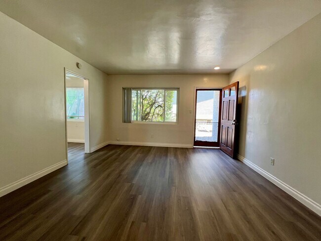 Building Photo - Pet Friendly Unit within Gated Community in North Park! COMPLIMENTARY Laundry! Street Parking Only!