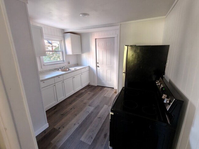 Building Photo - 543 Hoye Ave