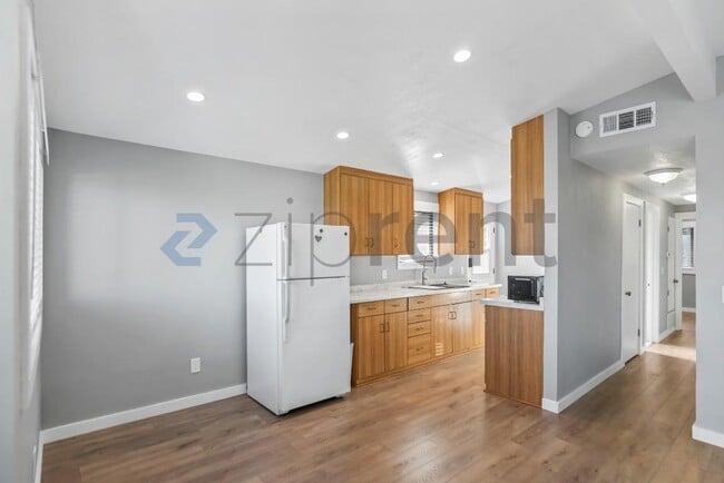 Building Photo - 161 Pecks Ln