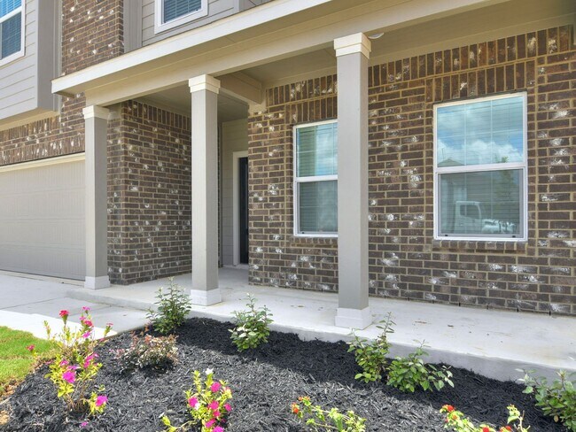 Building Photo - Beautiful 3036 SF Home - 5 Bed/3 Bath + Media Room and Game Room! - Hidden Trails, Bulverde