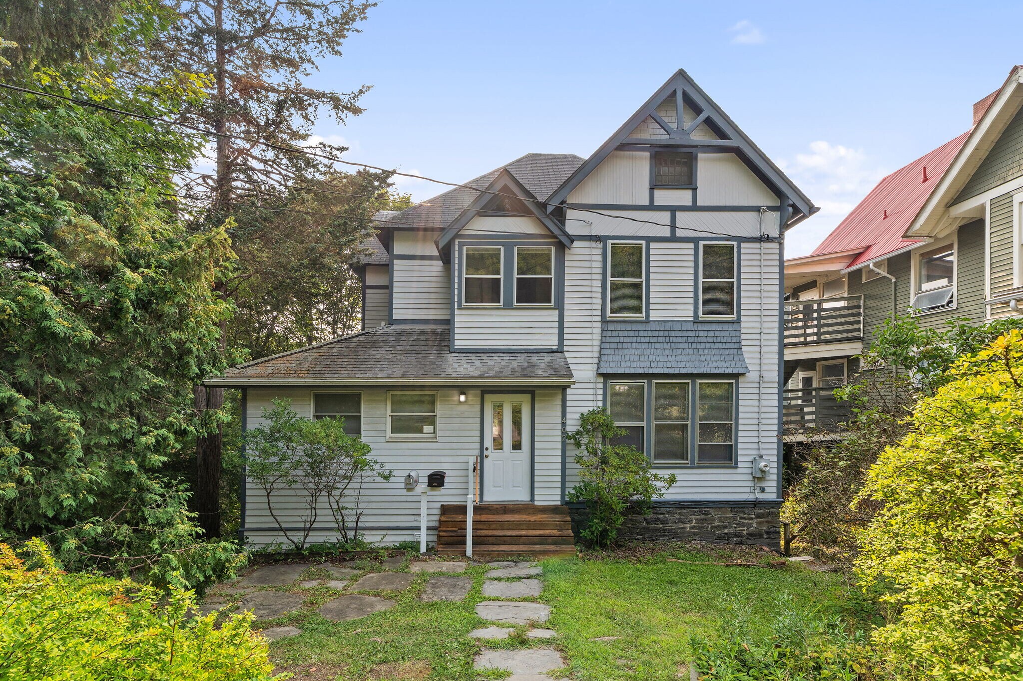 Building Photo - 402 University Ave