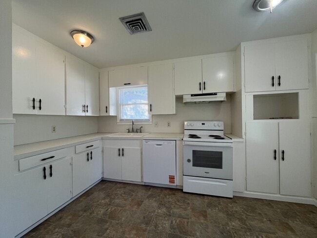 Building Photo - Three Bedroom in Collier Subdivision!!