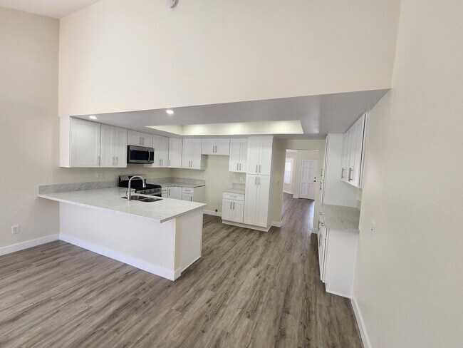 Building Photo - Beautiful: 3 Bedroom 2 Bath Single Family ...