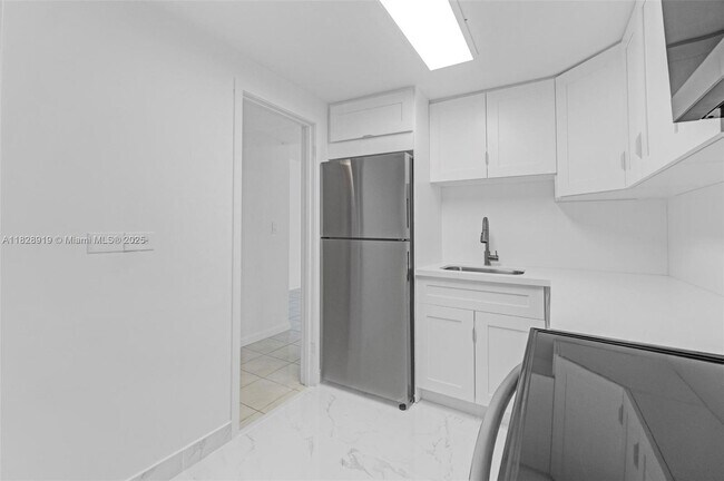 Building Photo - 905 Brickell Bay Dr