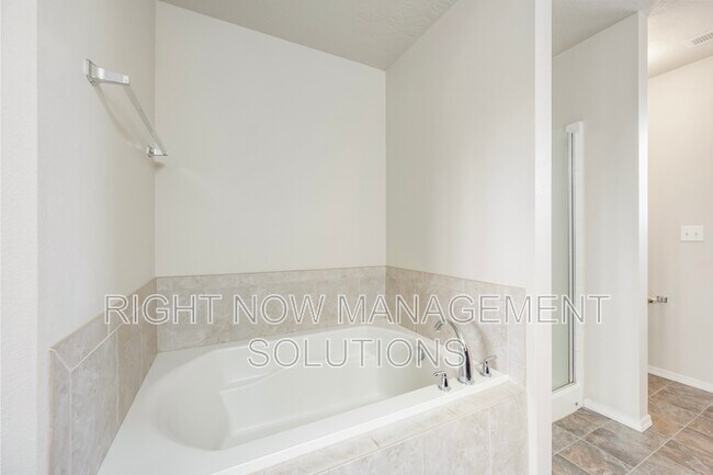 Building Photo - 1860 E Adelaide Dr