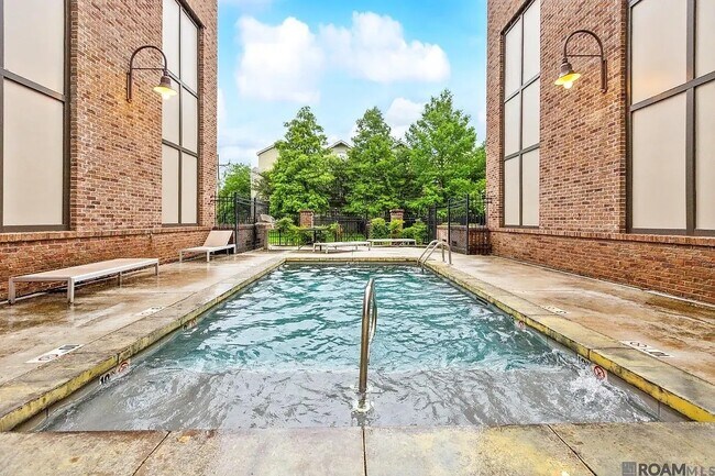 Building Photo - 333 E Boyd Dr